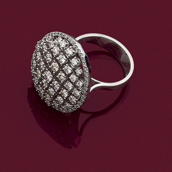 Importante BAGUE « circulaire » en or gris (750 millièmes) ajouré serti de diamants taille brillan