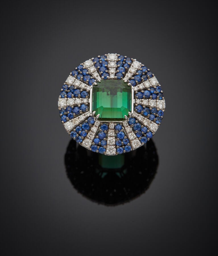 Importante BAGUE circulaire en or gris et or noirci (750‰) à motifs rayonnants,…