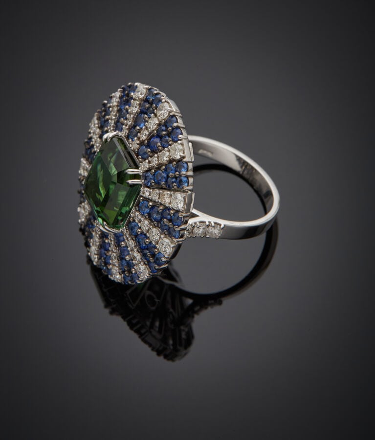 Importante BAGUE circulaire en or gris et or noirci (750‰) à motifs rayonnants,…
