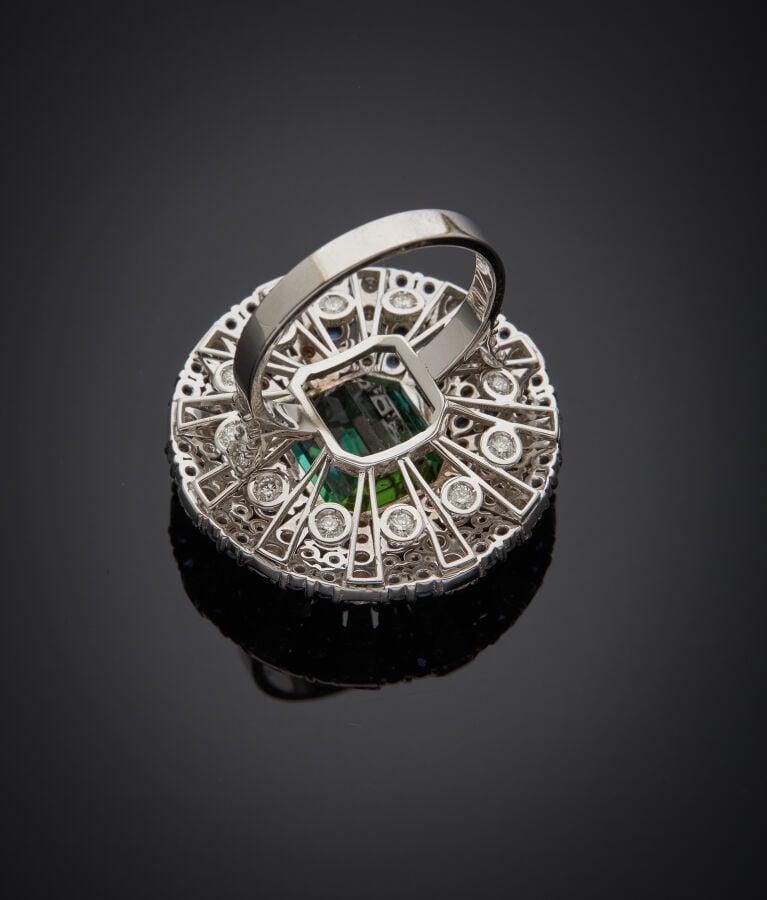 Importante BAGUE circulaire en or gris et or noirci (750‰) à motifs rayonnants,…