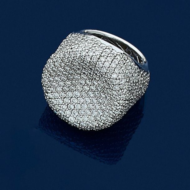 •Importante BAGUE circulaire incurvée en or gris (750‰) pavé de diamant taille brillan