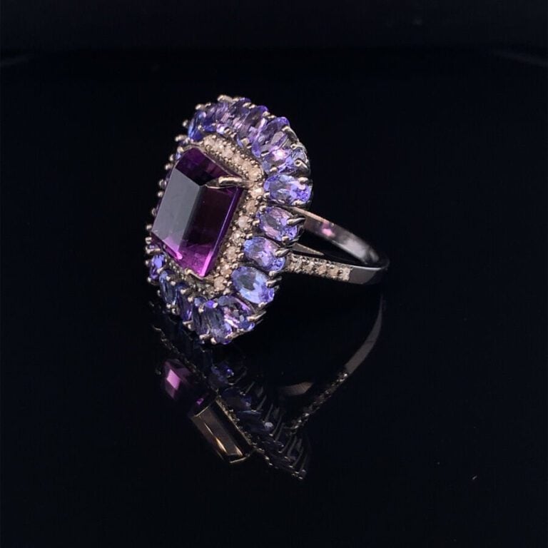 Importante BAGUE « coussin » en argent noirci (925‰) serti d'une améthyste rect…