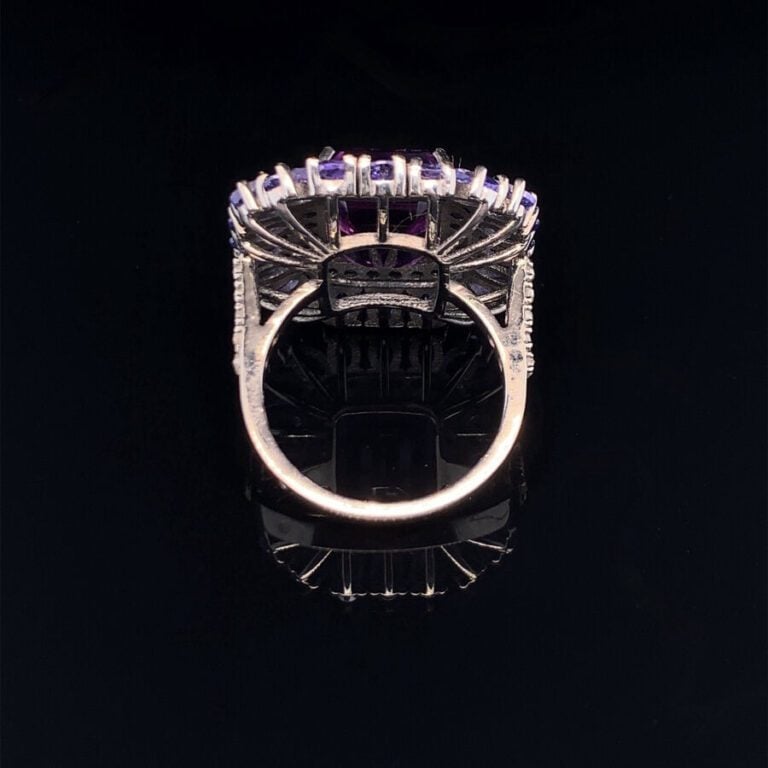 Importante BAGUE « coussin » en argent noirci (925‰) serti d'une améthyste rect…