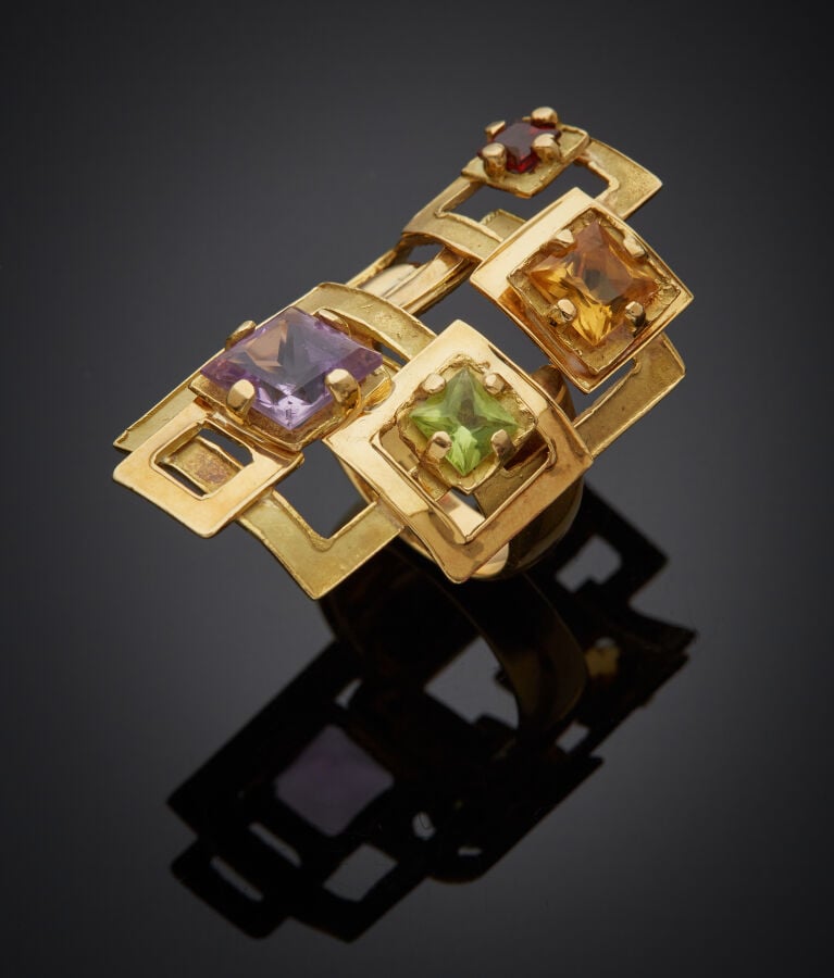 Importante BAGUE d'artiste géométrique en or jaune (750‰) ajouré, satiné et pol…
