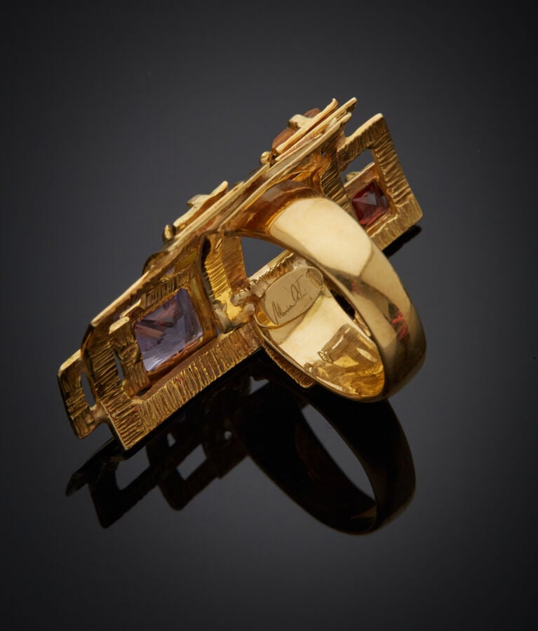 Importante BAGUE d'artiste géométrique en or jaune (750‰) ajouré, satiné et pol…