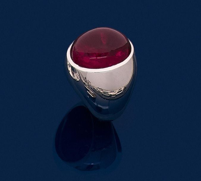 •Importante BAGUE «dôme» en or gris (750‰) uni, serti d'une tourmaline rose (rubellite) cabochon de forme oval