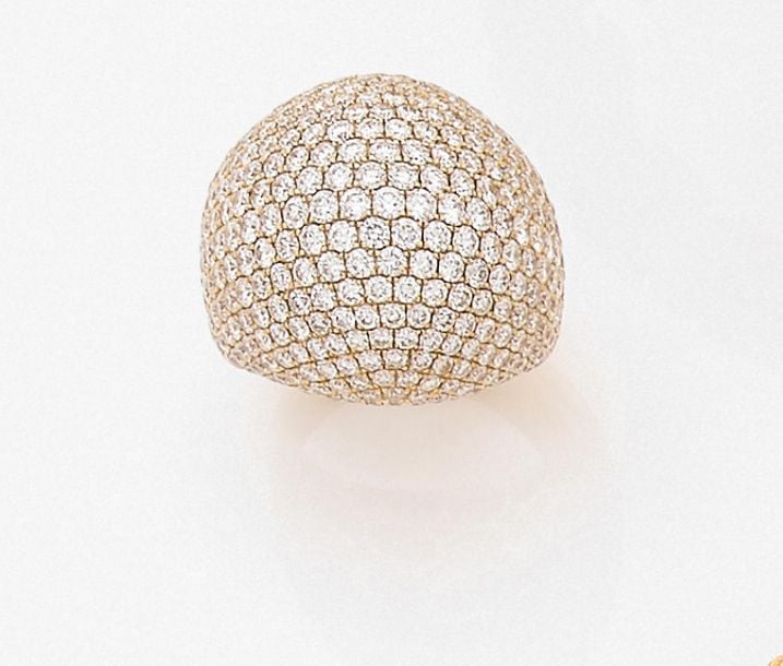 •Importante BAGUE «dôme» en or jaune (750‰) pavé de diamants taille brillan