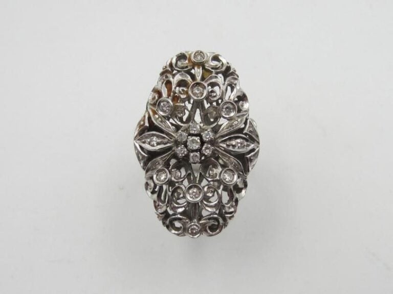 Importante BAGUE en or gris (750 millièmes) ajouré à motifs de volutes et fleurettes serti de diamants 8/