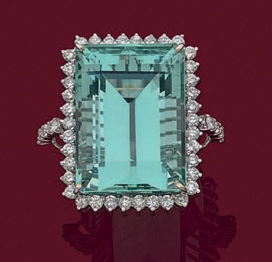 Importante BAGUE en or gris (750 millièmes) serti d'une aiguemarine rectangulaire, pesant 37,99 carats, taillée à degrés, entourée de diamants taille brillan