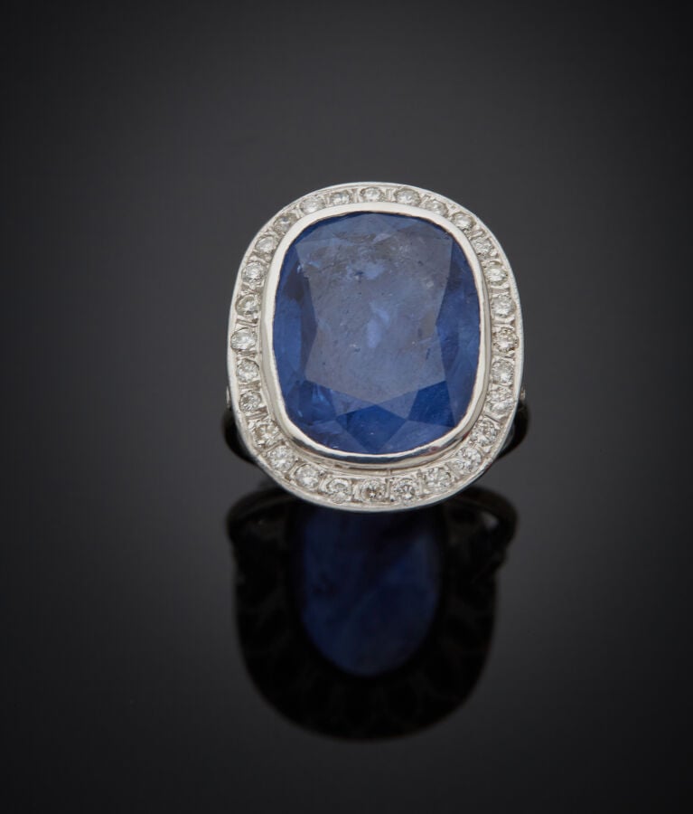 Importante BAGUE en or gris (750‰) serti d'un saphir pesant environ 13 carats,…