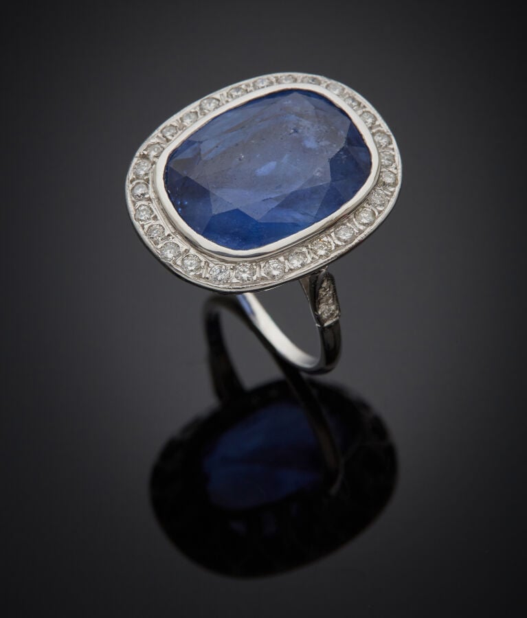 Importante BAGUE en or gris (750‰) serti d'un saphir pesant environ 13 carats,…