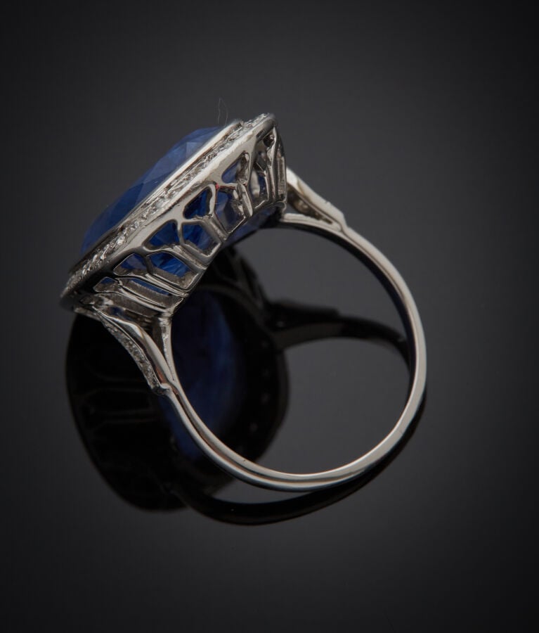 Importante BAGUE en or gris (750‰) serti d'un saphir pesant environ 13 carats,…