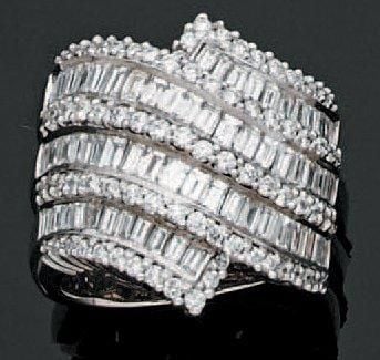 Importante BAGUE en or gris serti d'alignements de diamants baguettes et taille brillant alterné