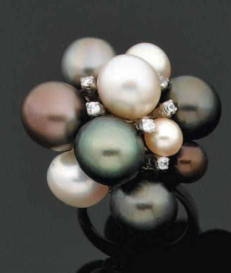 Importante BAGUE en or gris serti de perles de culture blanches, grises et brunes parsemés de diamants taille brillan