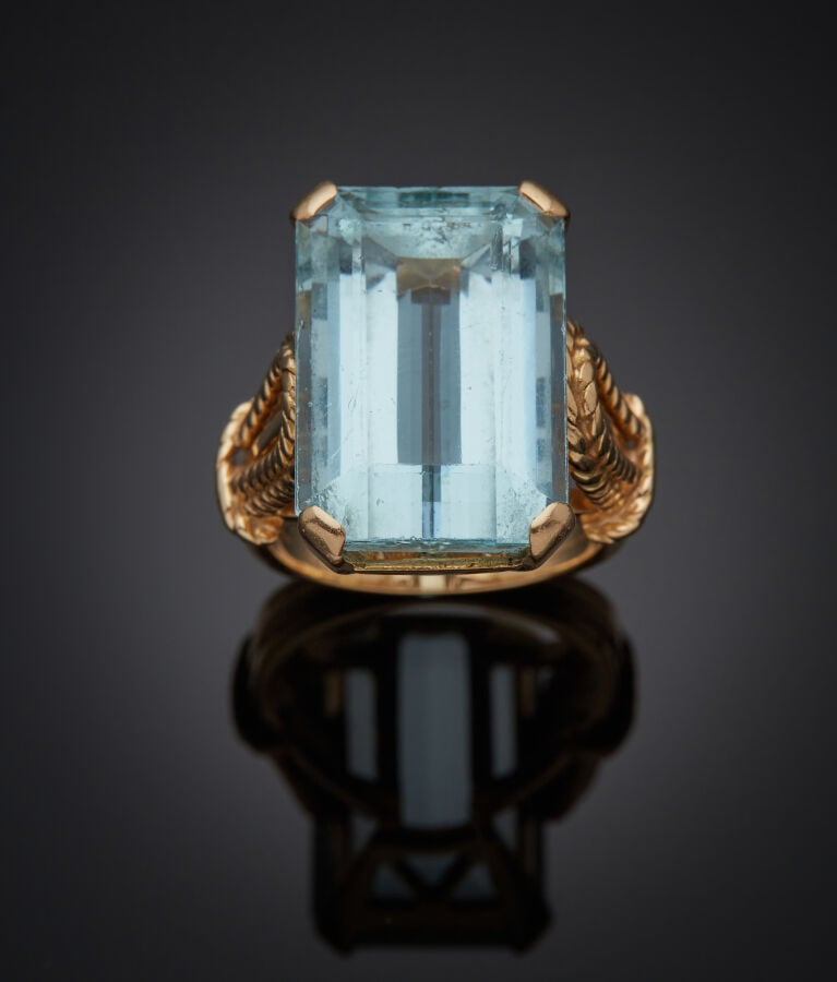 Importante BAGUE en or jaune (750‰) ajouré et torsadé, serti d'une aigue-marine…