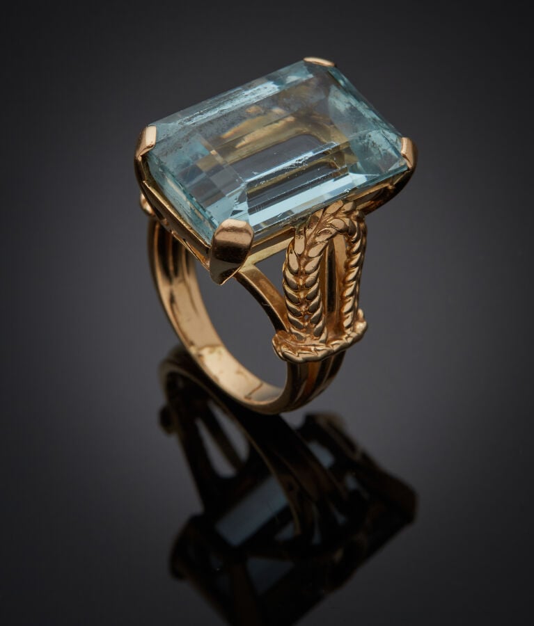 Importante BAGUE en or jaune (750‰) ajouré et torsadé, serti d'une aigue-marine…