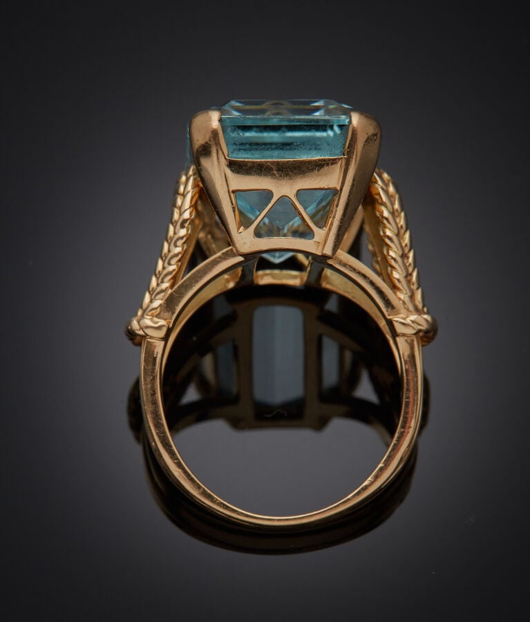 Importante BAGUE en or jaune (750‰) ajouré et torsadé, serti d'une aigue-marine…