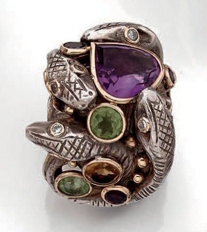 Importante BAGUE en or jaune (750 millièmes) et argent noirci (mi