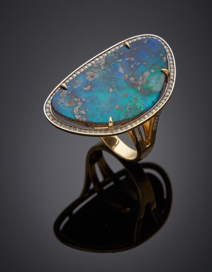 Importante BAGUE en or jaune (750‰) orné d'une opale probablement d'Australie e…