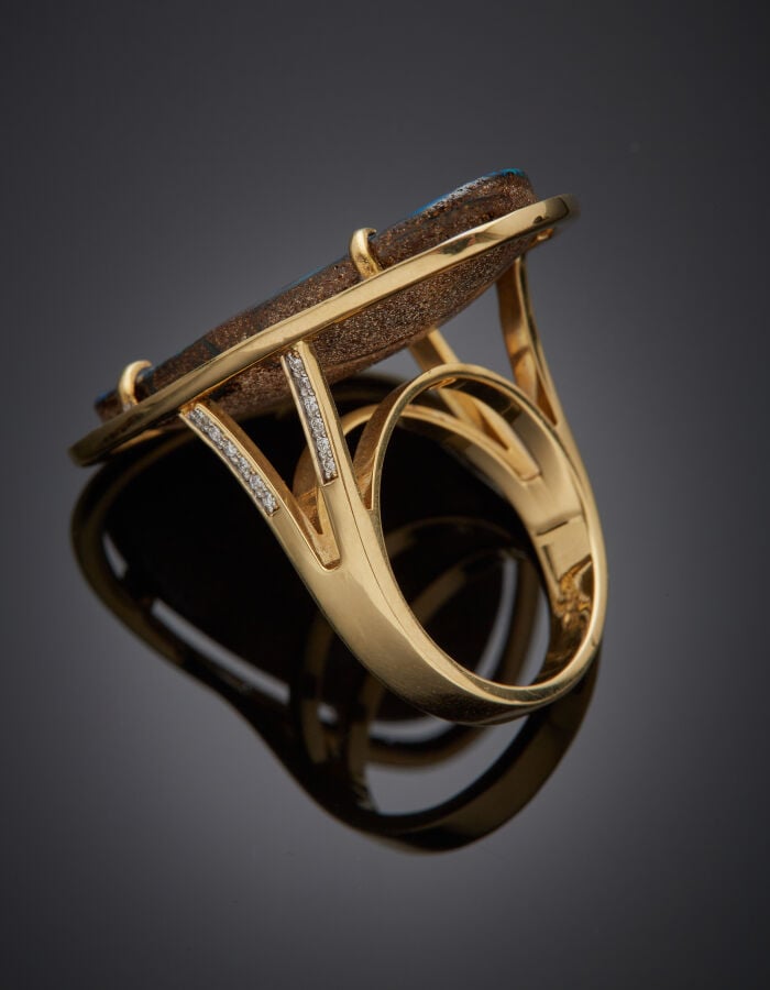 Importante BAGUE en or jaune (750‰) orné d'une opale probablement d'Australie e…