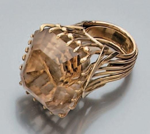 Importante BAGUE en or jaune ajouré surmonté d'un quartz fumé taillé à degré