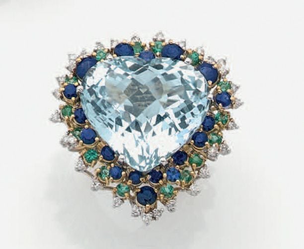 Importante BAGUE en or jaune et or gris (750 millièmes) serti d'une aigue-marine facettée de forme coeur entouré de lignes de saphirs, émeraudes et diamants taille brillant