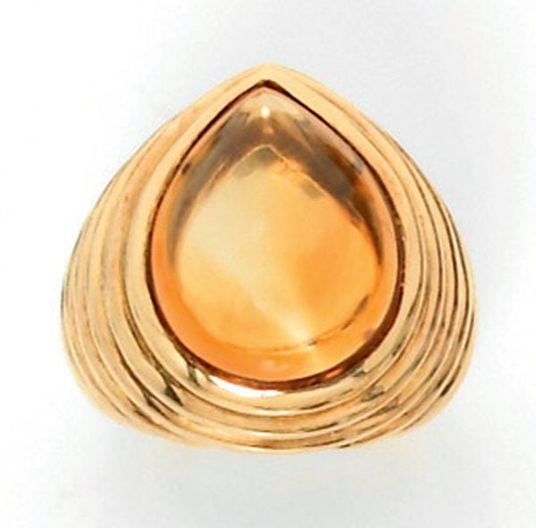 Importante BAGUE en or jaune godronné serti d'une citrine cabochon de forme poir