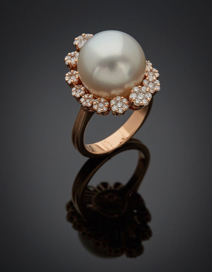 Importante BAGUE en or rose (750‰) juponné, orné d'une perle de culture blanche…