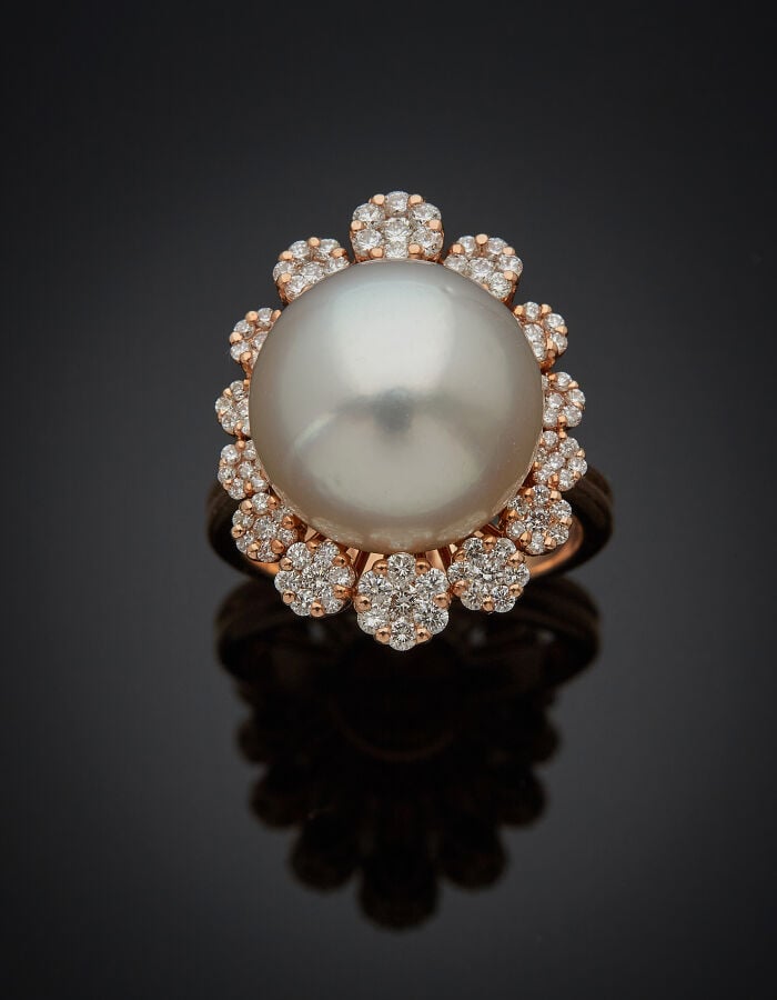 Importante BAGUE en or rose (750‰) juponné, orné d'une perle de culture blanche…