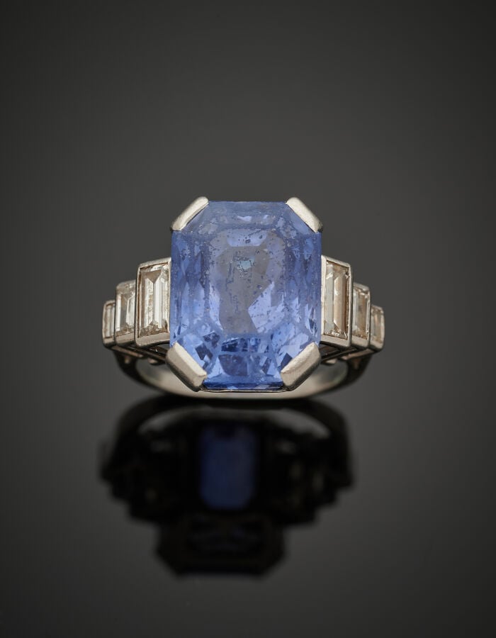 Importante BAGUE en platine (950‰) serti d'un saphir octogonal taillé à degrés…