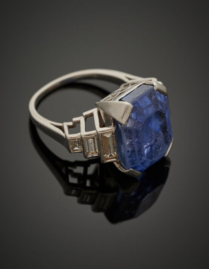 Importante BAGUE en platine (950‰) serti d'un saphir octogonal taillé à degrés…