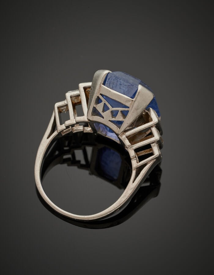 Importante BAGUE en platine (950‰) serti d'un saphir octogonal taillé à degrés…