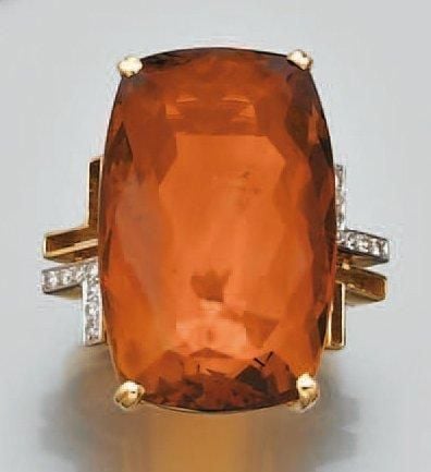 Importante BAGUE en platine et or jaune serti d'une citrine de forme coussin épaulée de petits diamants 8/