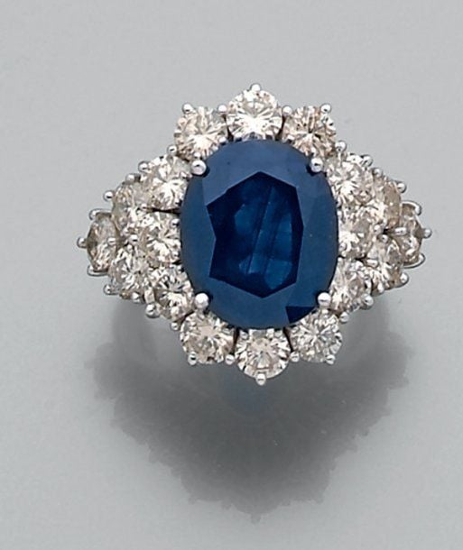 Importante BAGUE en platine serti d'un saphir ovale entouré et épaulé de diamants de taille brillan