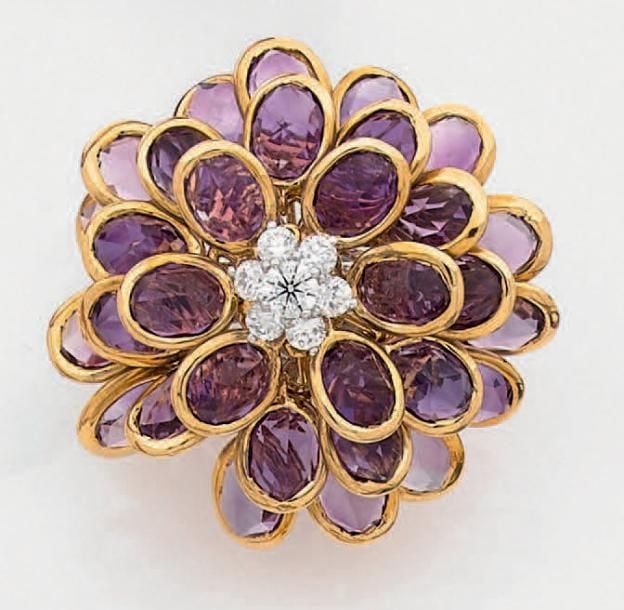 Importante BAGUE «fleur» en jaune et or gris (750 millièmes) centrée de diamants taille brillant, entourés de trente améthystes de forme ovale, mobiles, en serti clo