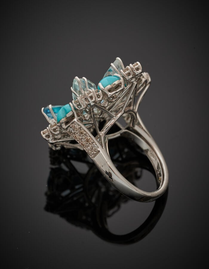 Importante BAGUE « fleur » en or gris (585‰) 14 carats, ajouré, serti de six ai…