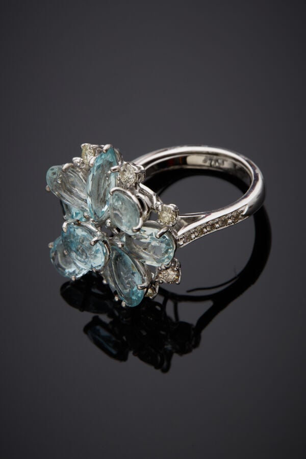 Importante BAGUE « fleur » en or gris (585‰) 14 carats, serti de neuf aigues-ma…