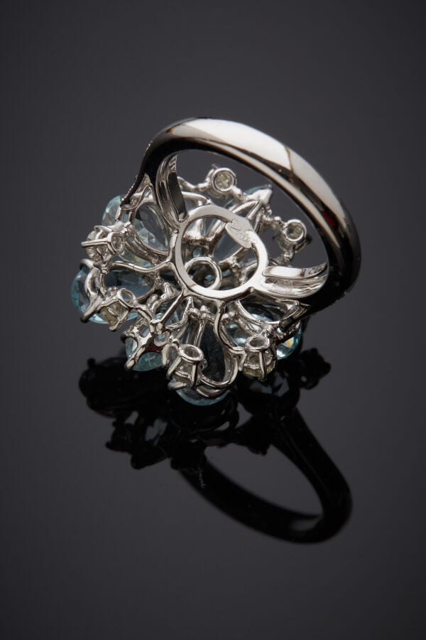 Importante BAGUE « fleur » en or gris (585‰) 14 carats, serti de neuf aigues-ma…