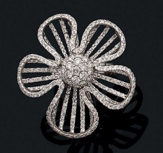 Importante BAGUE «fleur» en or gris (750 millièmes) ajouré, entièrement serti de diamant taille brillan
