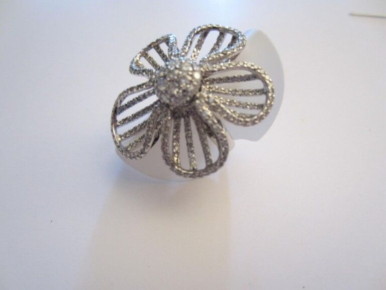 Importante BAGUE «fleur» en or gris (750 millièmes) ajouré, serti de diamant taille brillan