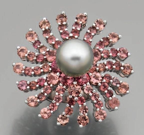 Importante BAGUE «fleur» en or gris serti d'une perle de culture grise entourée de lignes rayonnantes serties de tourmalines rose