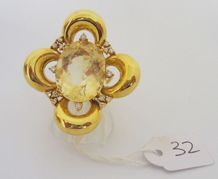 Importante BAGUE «fleur» en or jaune (750 millièmes), citrine ovale et diamant