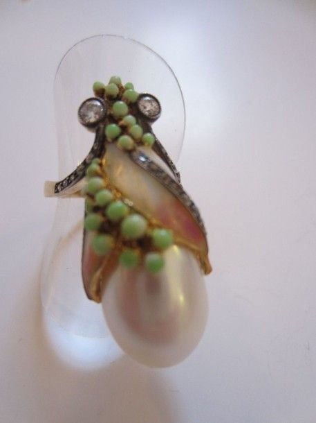 Importante BAGUE «fleur» en or jaune et argent serti d'une perle de culture d'eau douce piriforme surmontée d'un décor en émail polychrome translucid