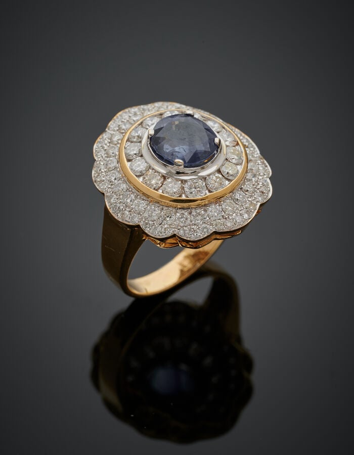 Importante BAGUE « fleur » en or jaune et or gris (750‰) serti d'un saphir rond…