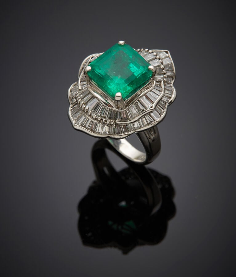 Importante BAGUE "juponnée" en platine (min. 800‰) serti d'une émeraude octogon…