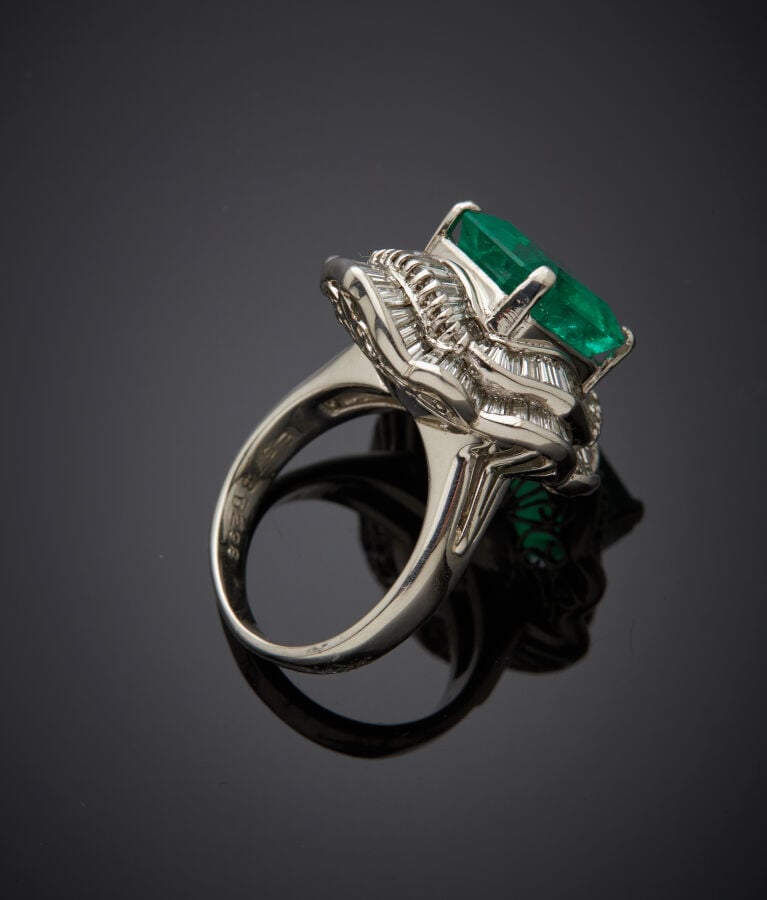 Importante BAGUE "juponnée" en platine (min. 800‰) serti d'une émeraude octogon…