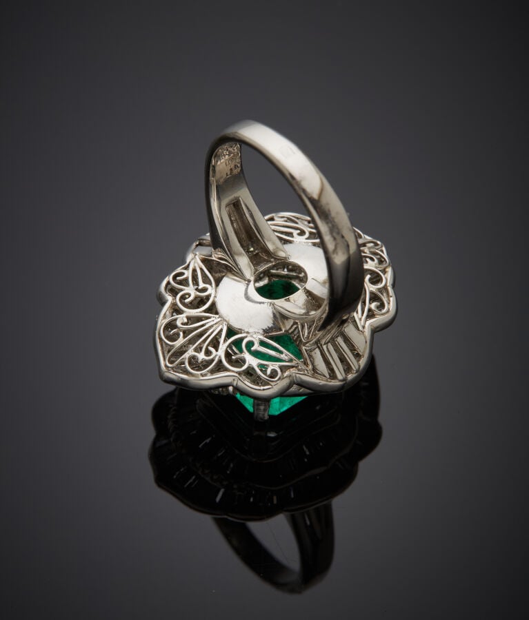 Importante BAGUE "juponnée" en platine (min. 800‰) serti d'une émeraude octogon…