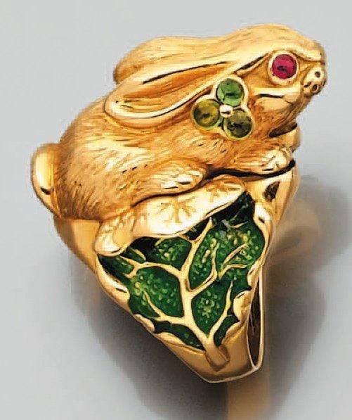 Importante BAGUE «Lapin» en or jaune ciselé et partiellement émaillé serti de pierres vertes et roses cabochon
