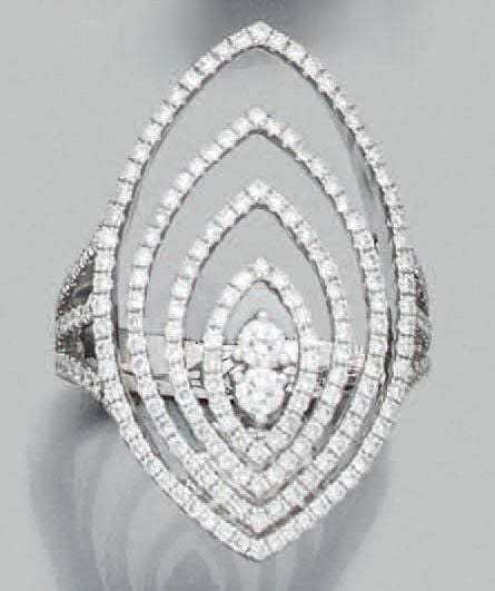 Importante BAGUE «marquise» en or gris (750 millièmes) ajouré serti de diamants taille brillan