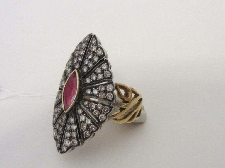 Importante BAGUE «marquise» en or jaune (750 millièmes) et argent (mi